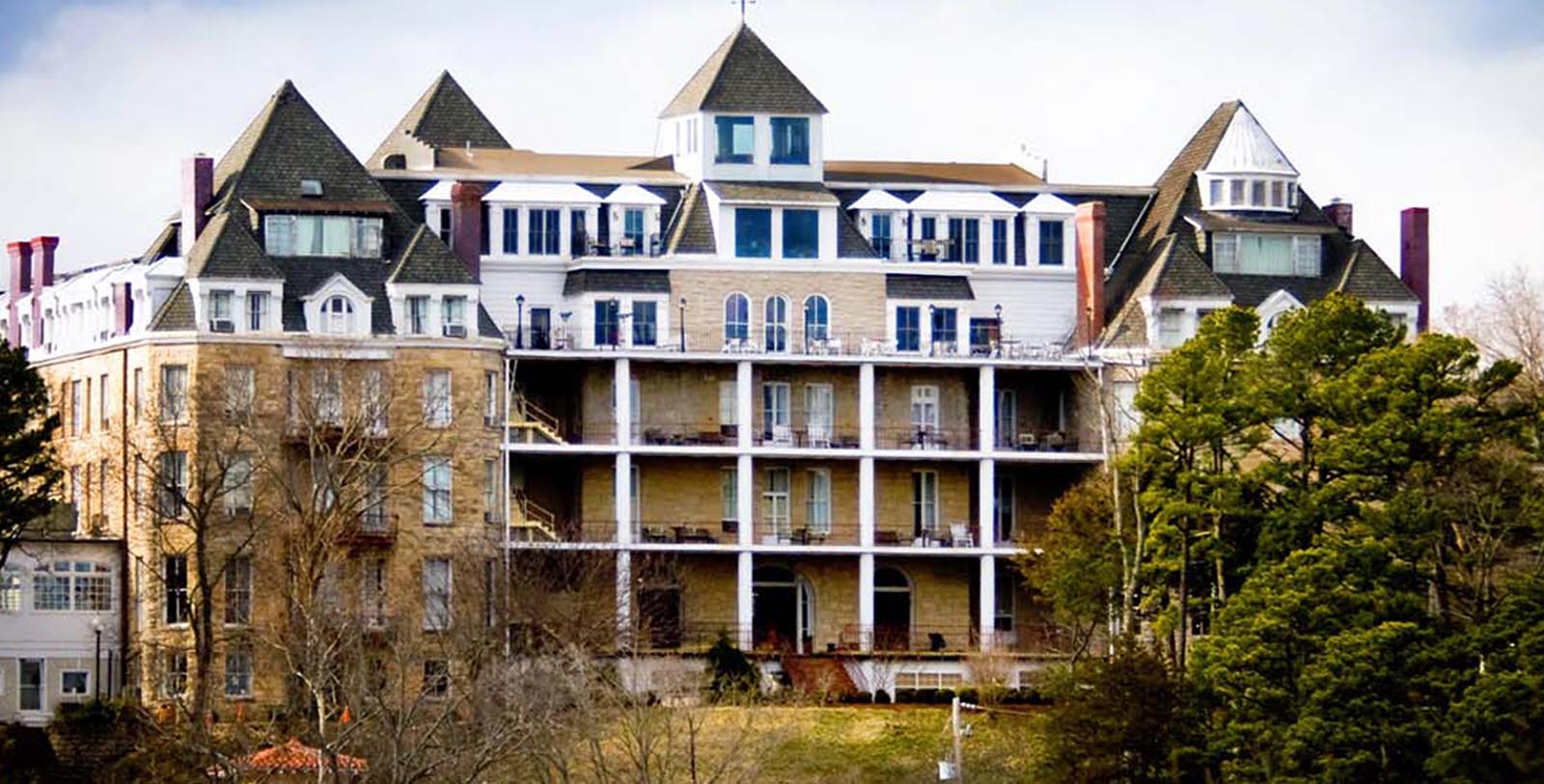 a large building with many balconies