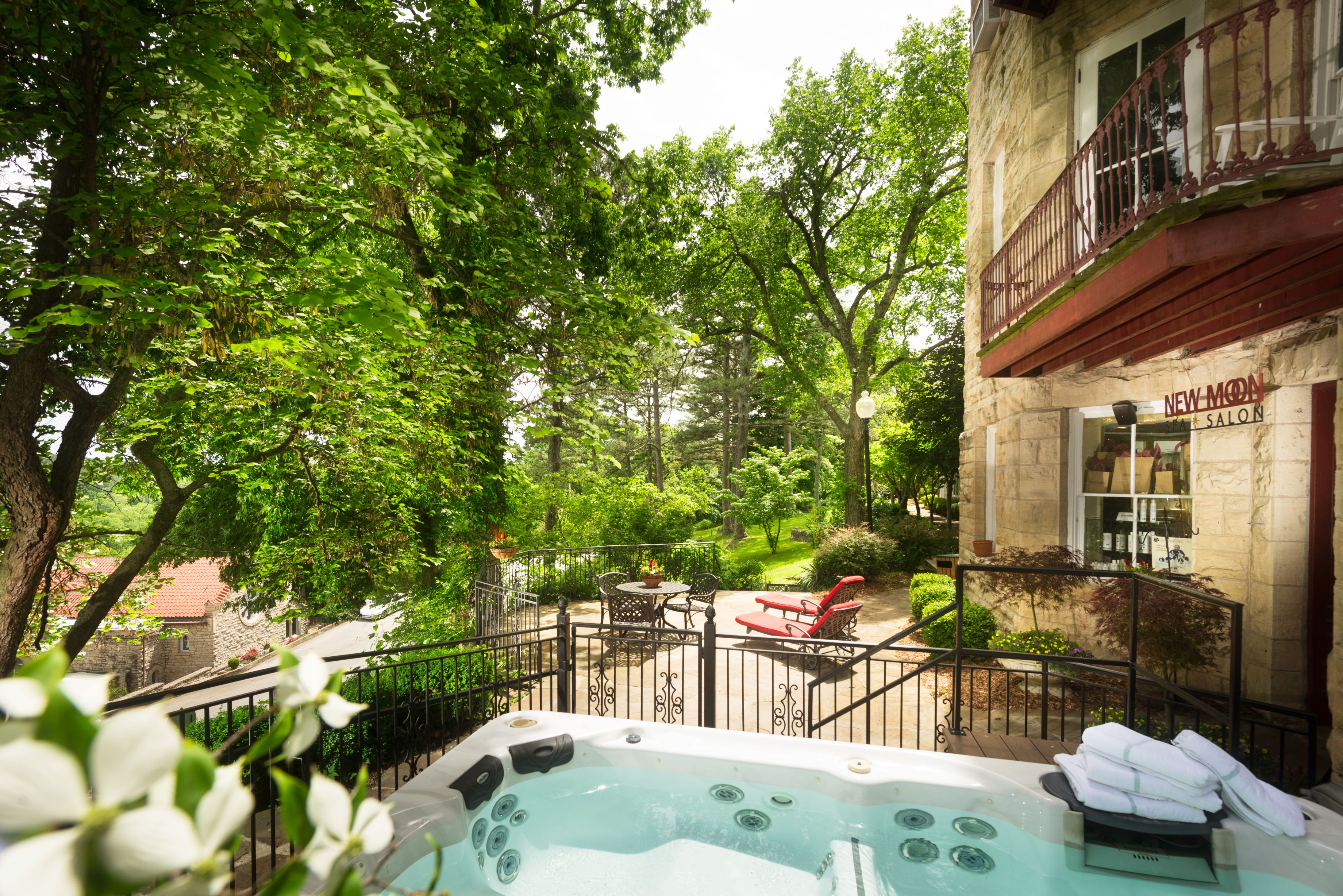 a hot tub outside of a building