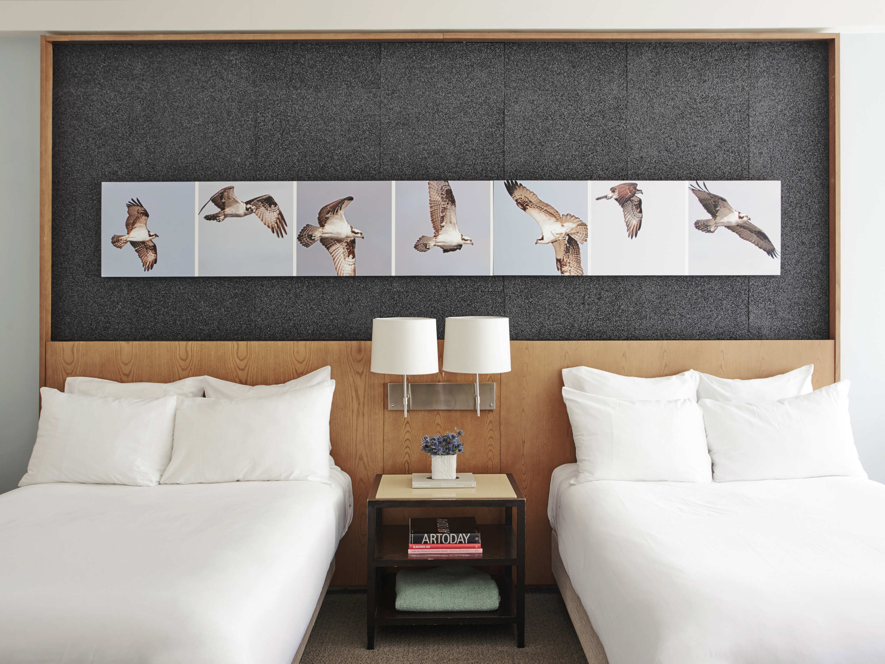 a room with two beds and a table with lamps