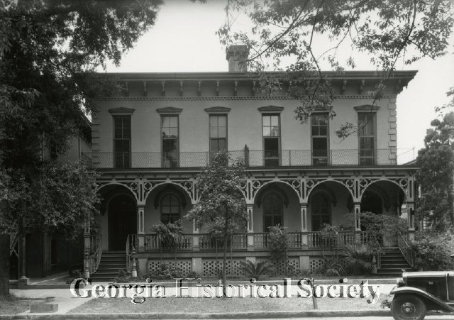 a black and white photo of a building