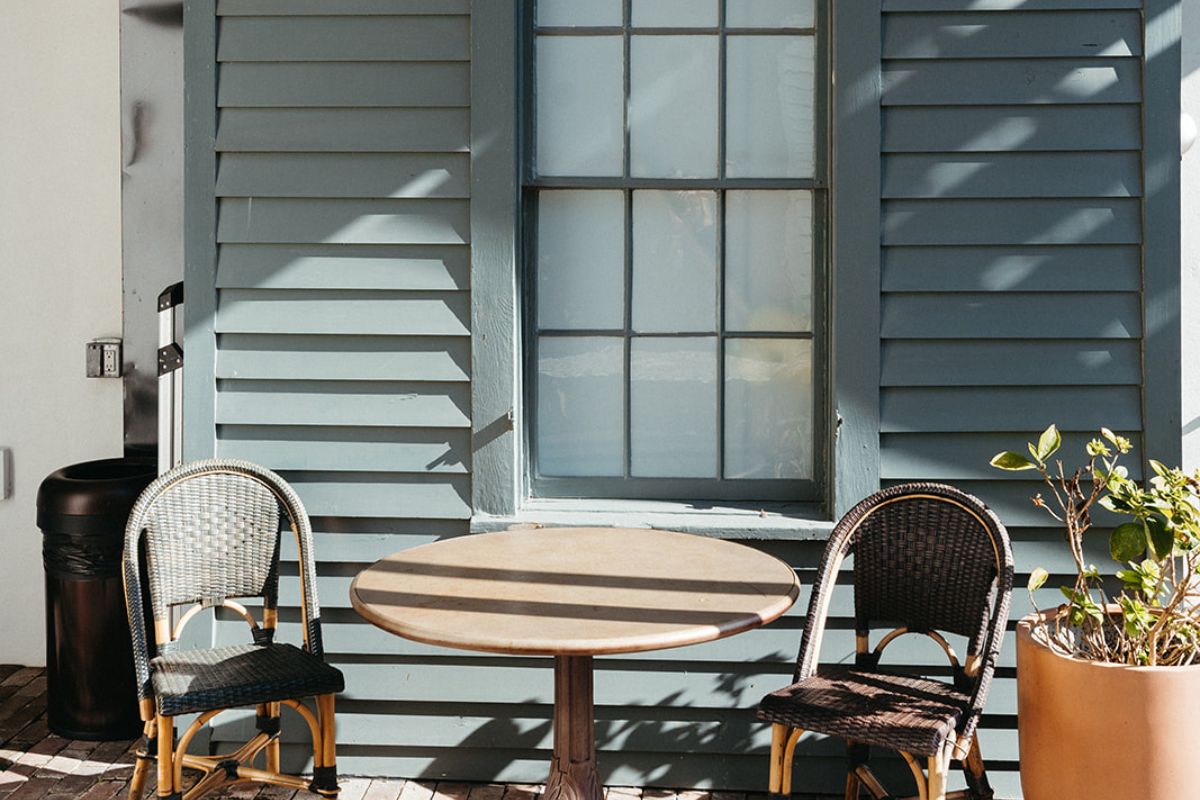 a table and chairs outside a house