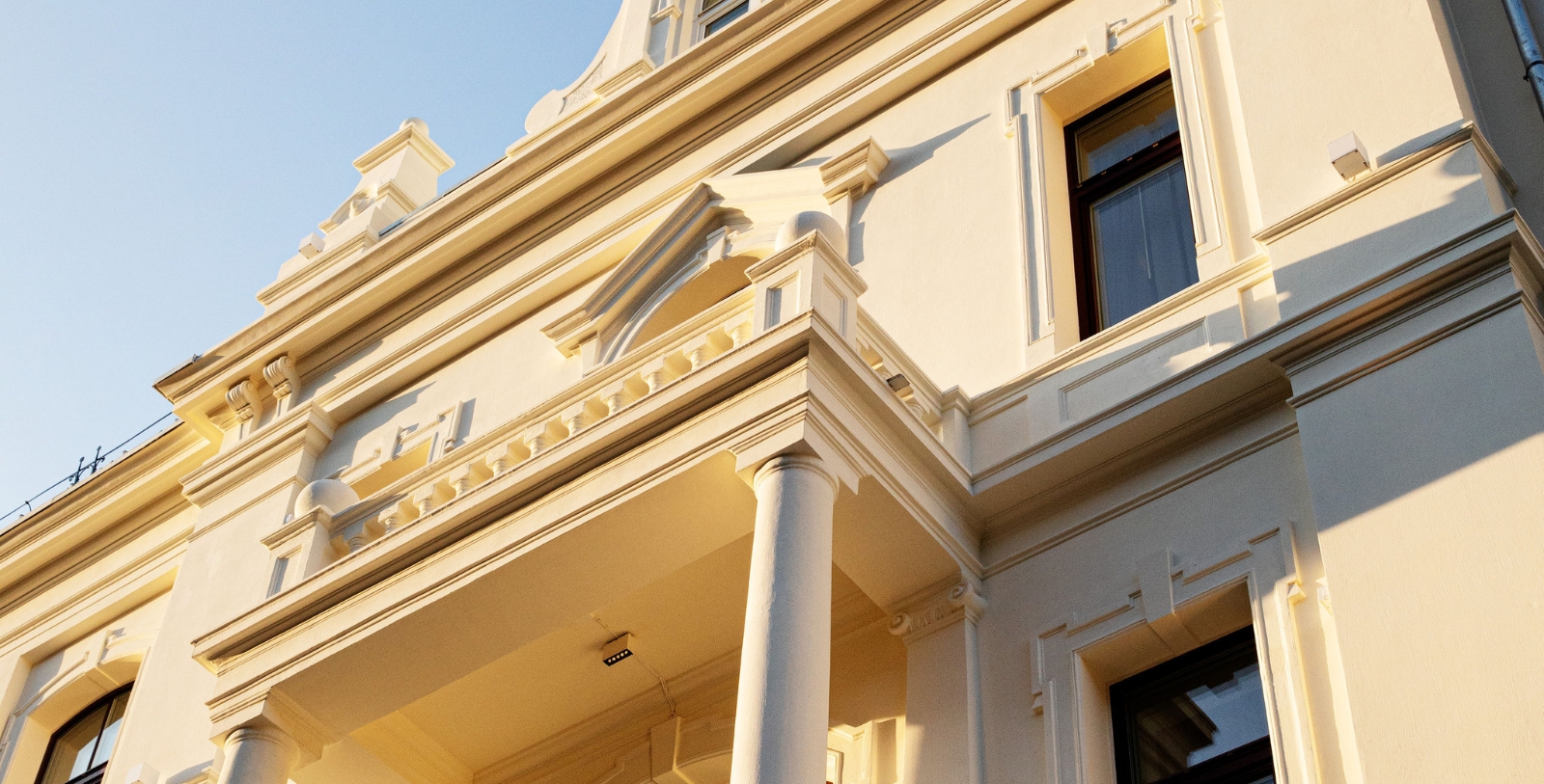 a white building with columns