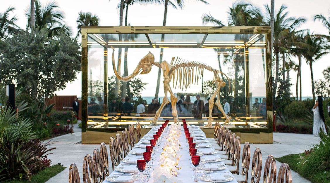 a long table with a large skeleton of a dinosaur