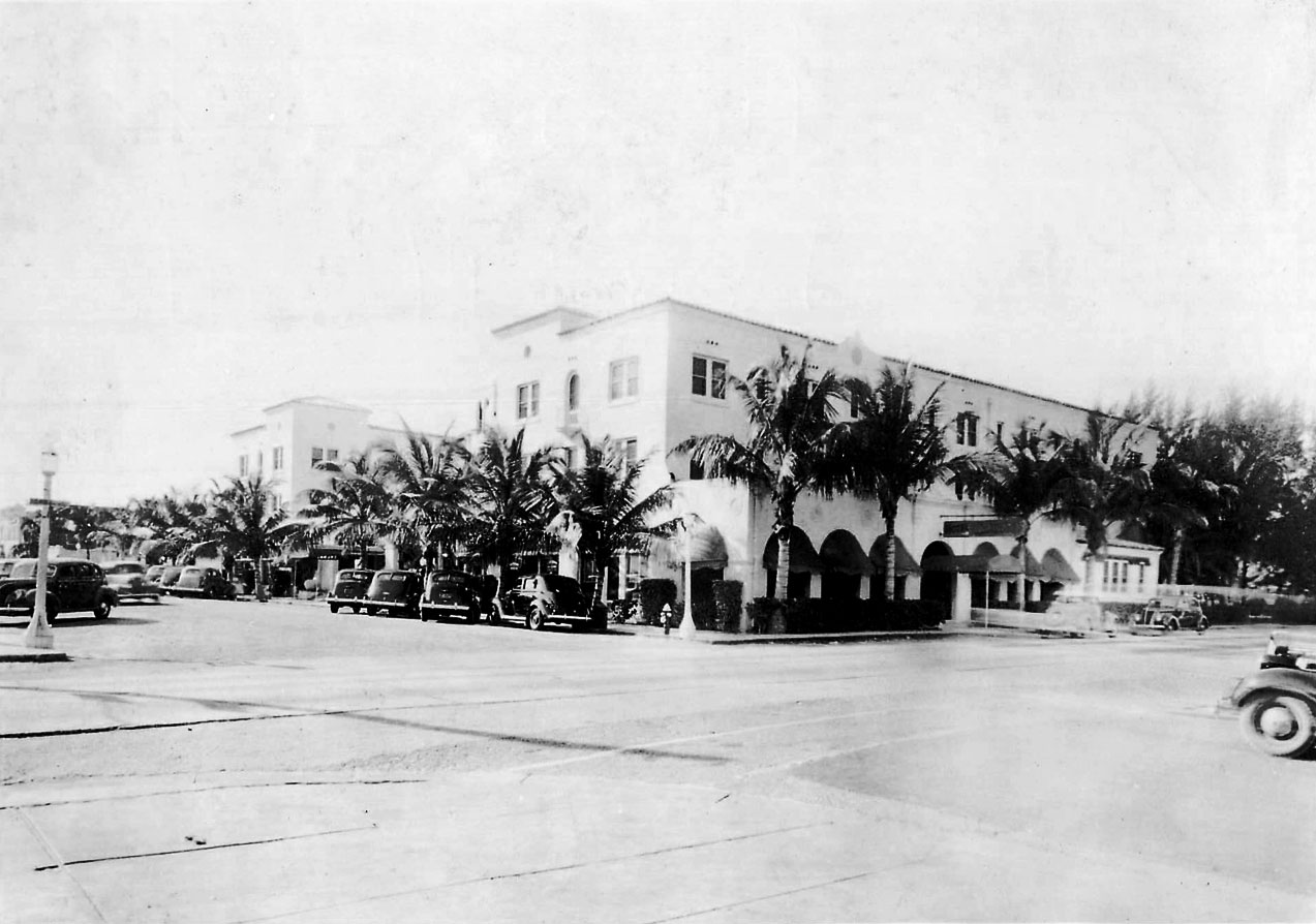 a black and white photo of a building