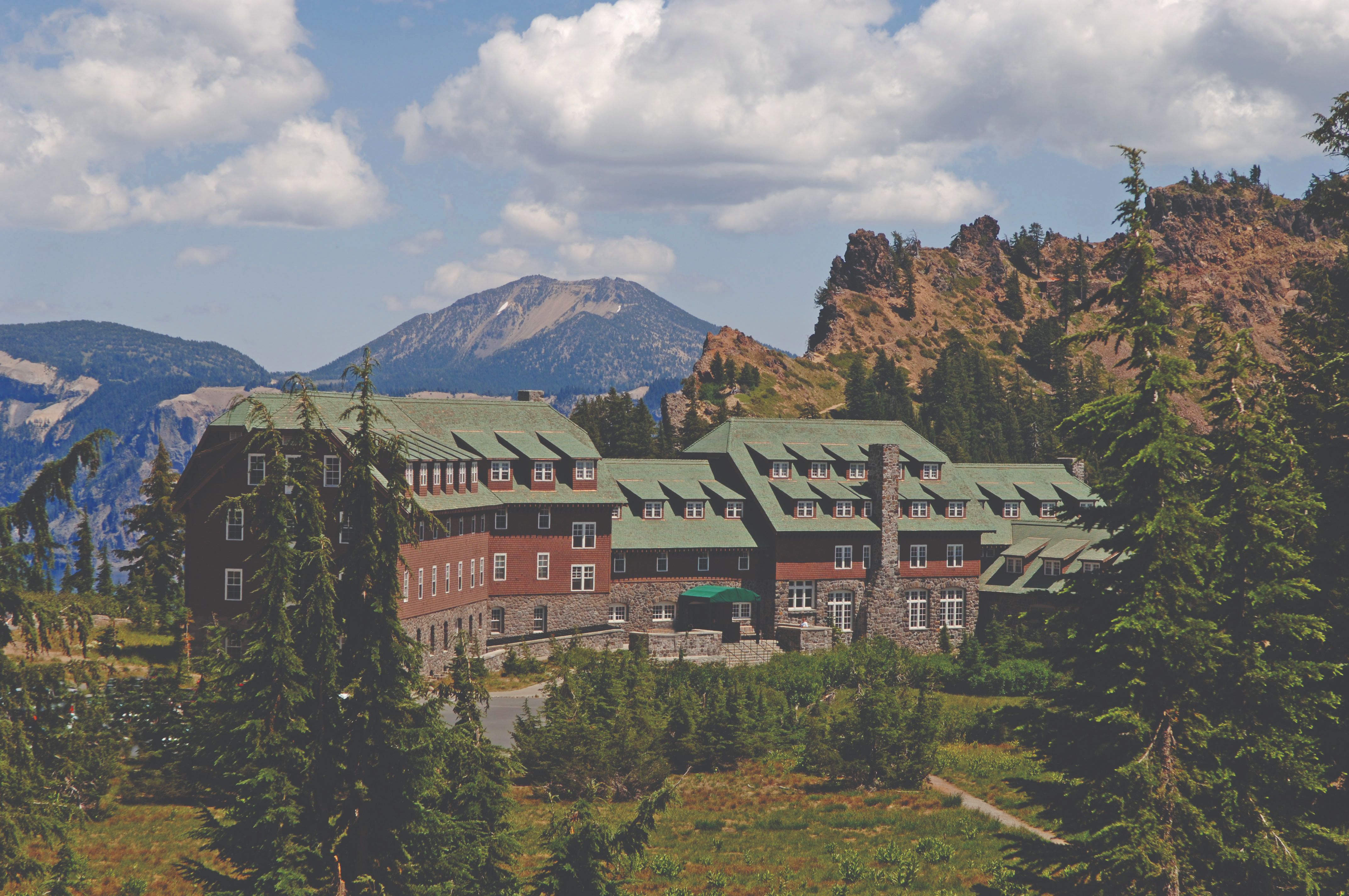 image of hotel exterior and landscape crater lake lodge in white city oregon_high