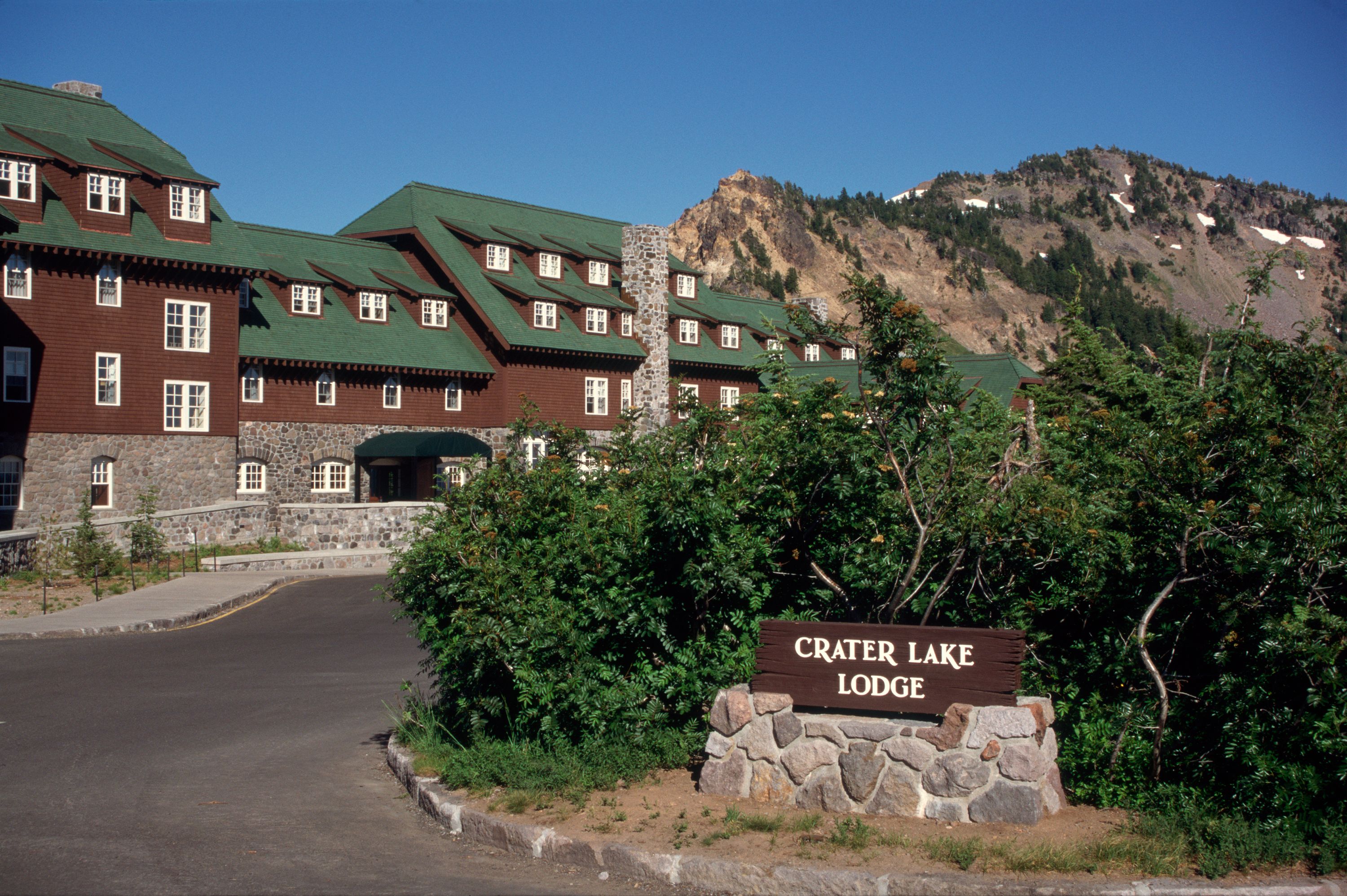 image of hotel exterior and sign crater lake lodge in white city oregon_high 1