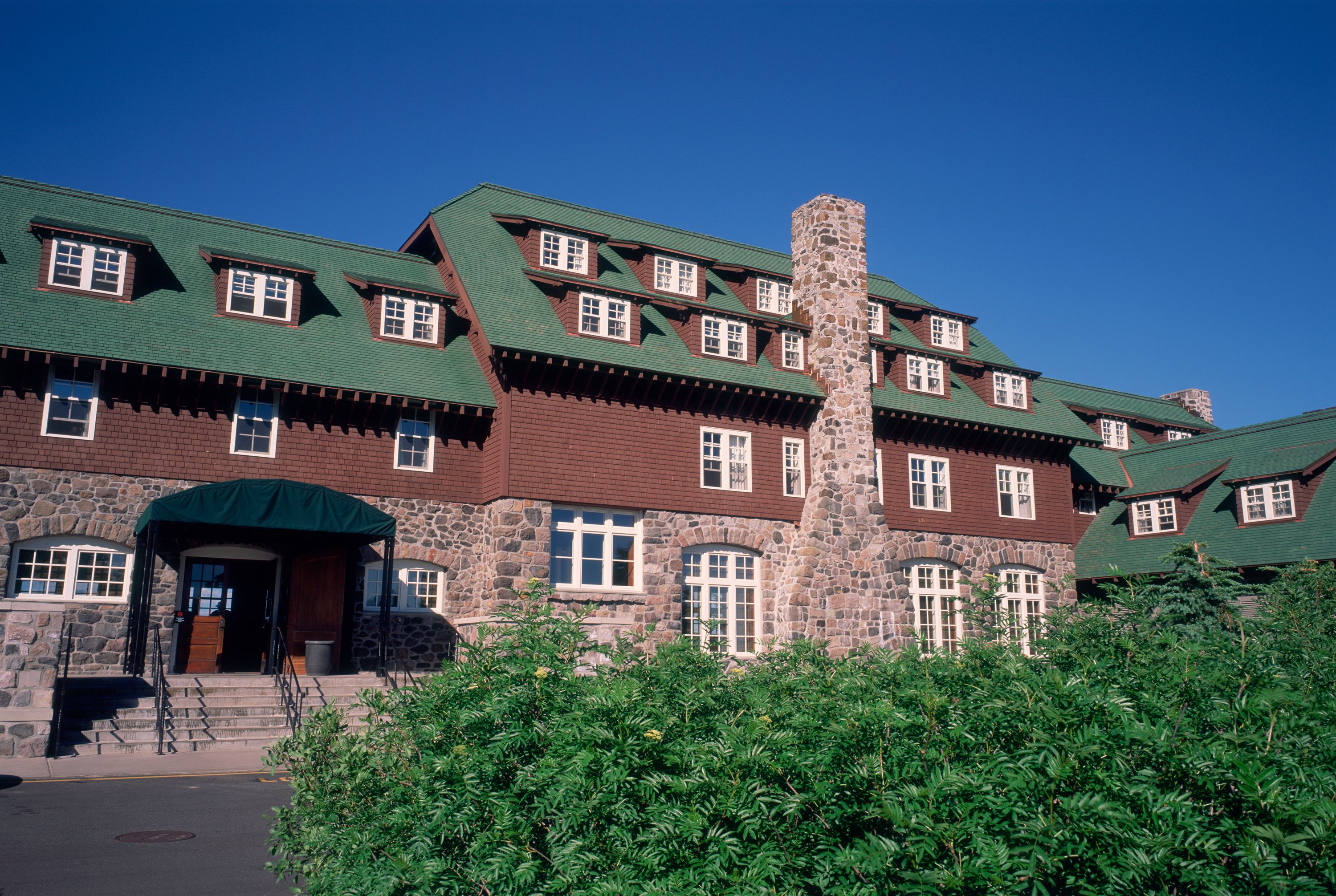 image of hotel exterior crater lake lodge in white city oregon_high