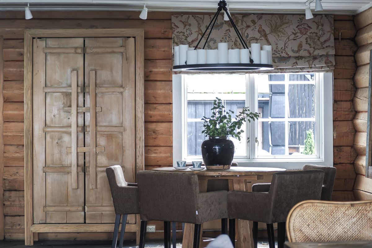 a room with a table and chairs
