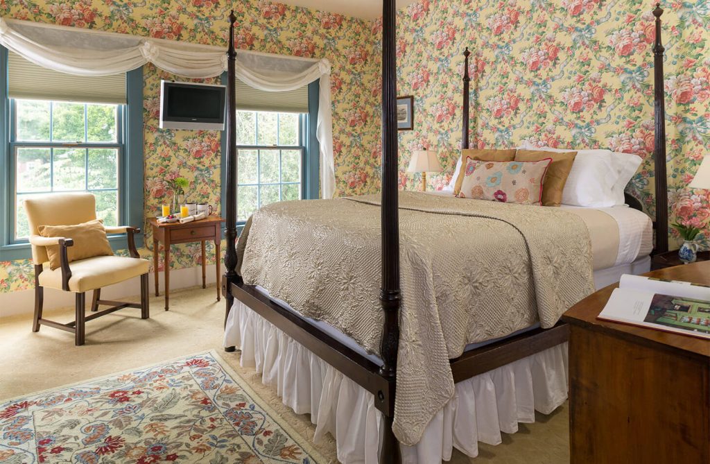 a room with a four poster bed