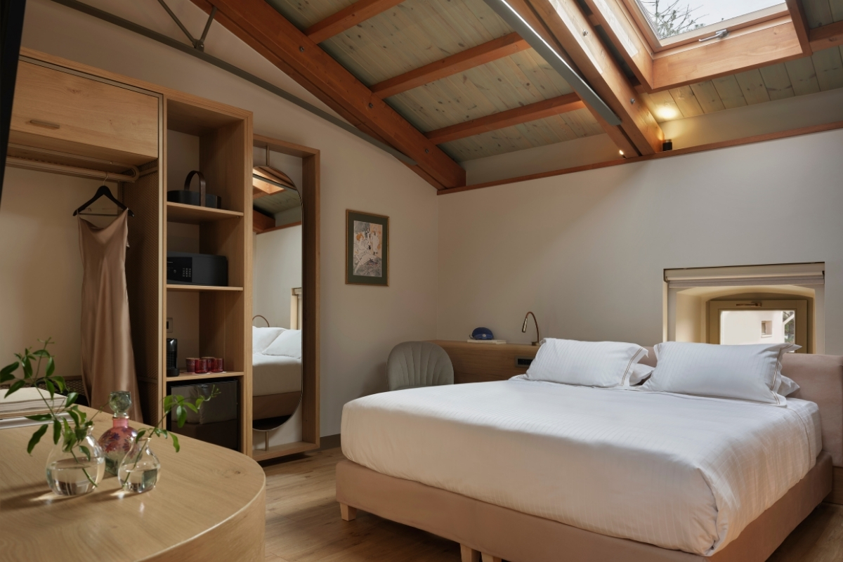 1200x800_domus_blanc_gallery_accommodations_attic_double_room_2_high 69d90a59d1e03