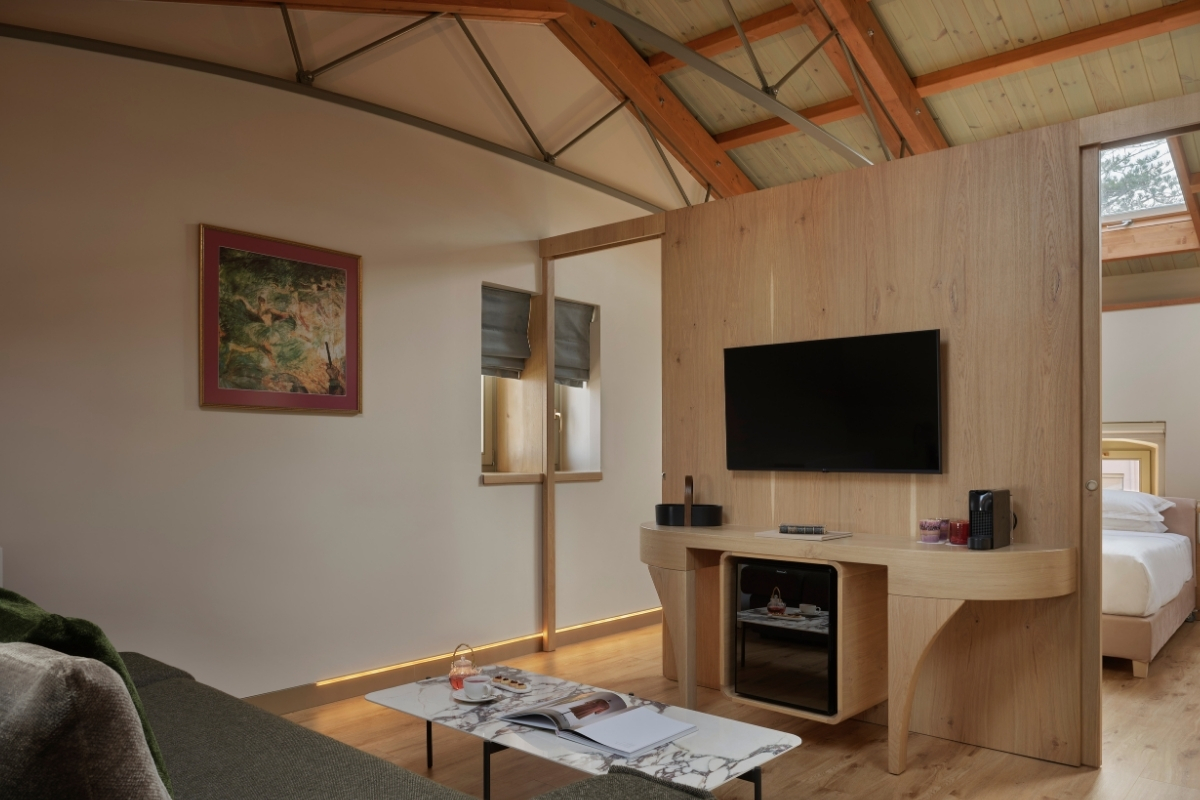 1200x800_domus_blanc_gallery_accommodations_attic_suite_with_living_room_and_skylight_2_high 69d909cbdec8d