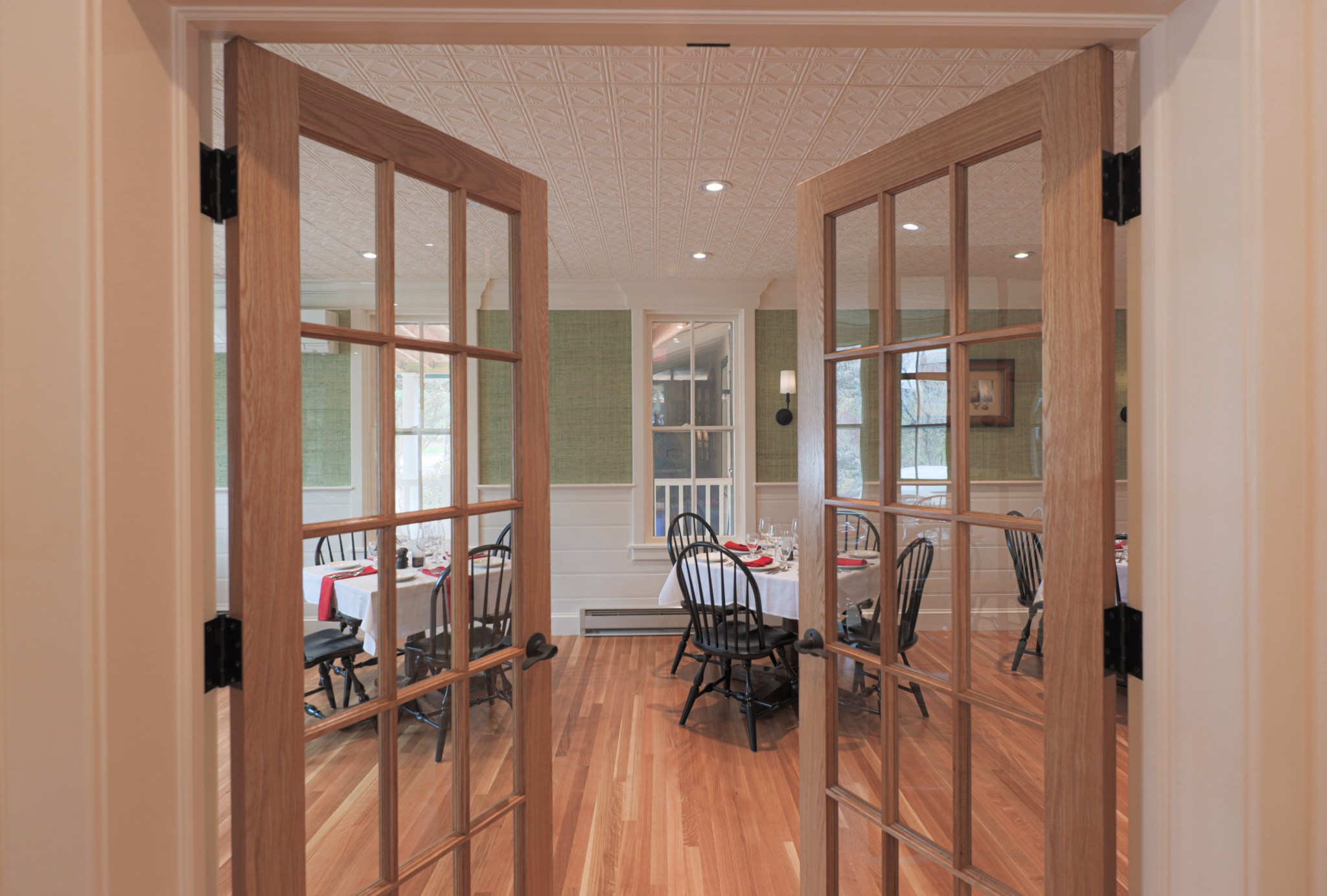 a room with a dining room and a table
