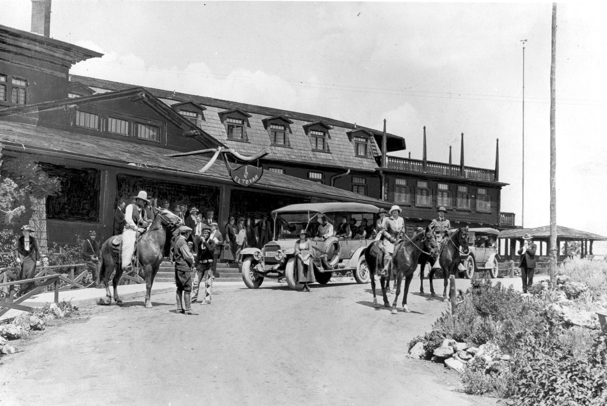 historical image of exterior with people on horseback l tovar hotel in grand canyon arizona_high