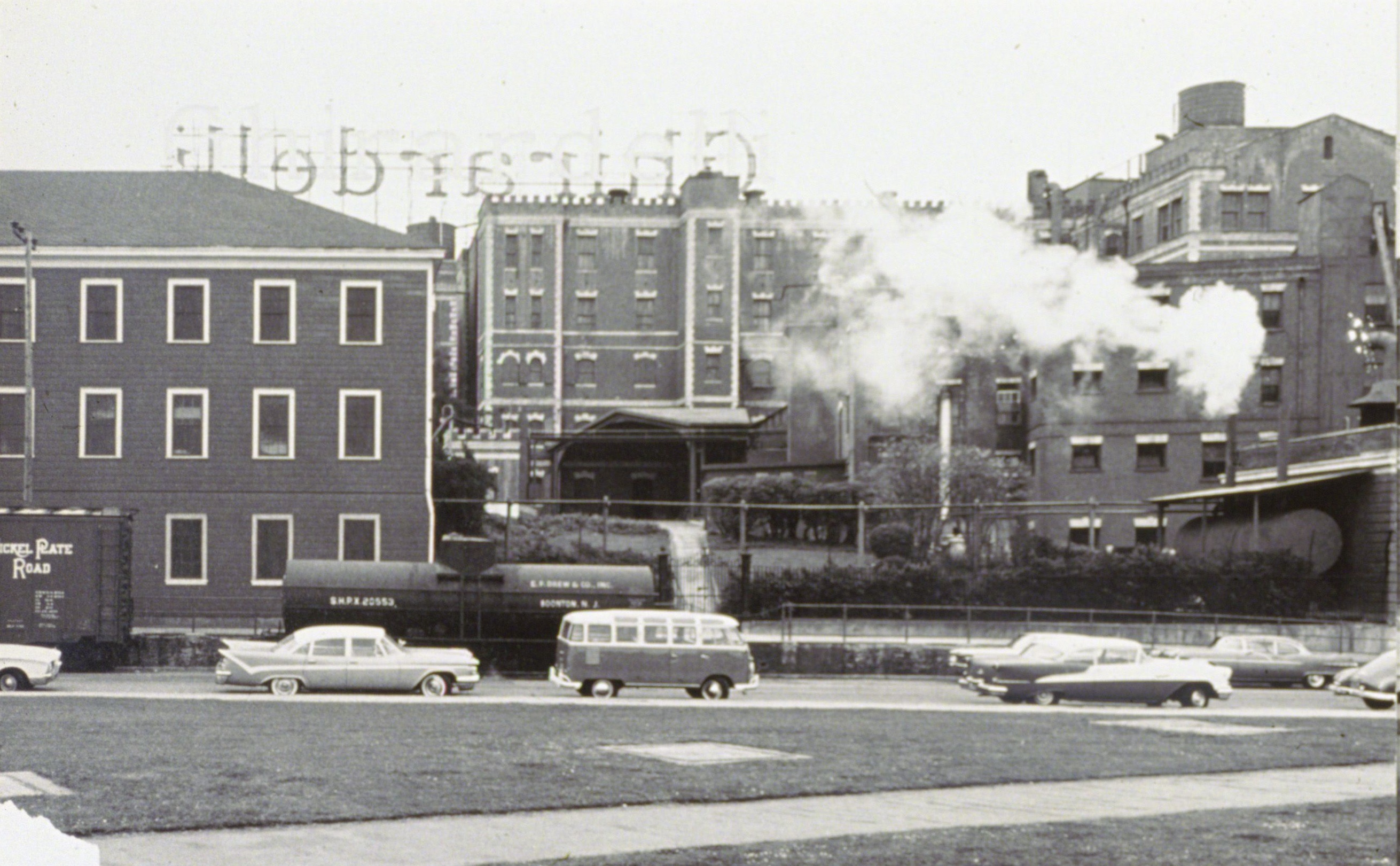 a group of cars parked in front of a building