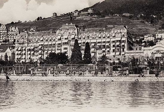 a large building with many windows