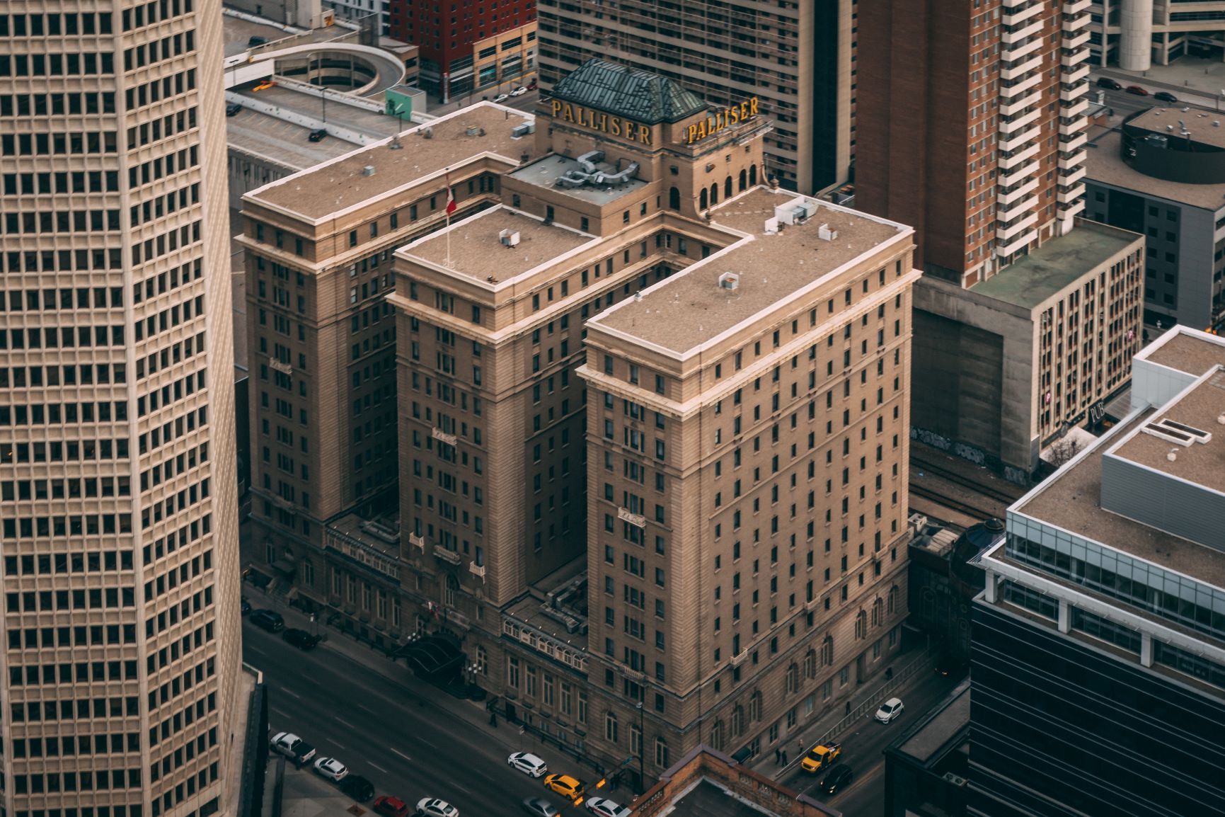 a tall buildings with many windows