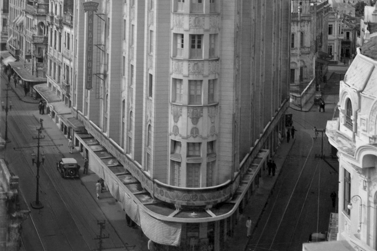 a building with a corner of the corner