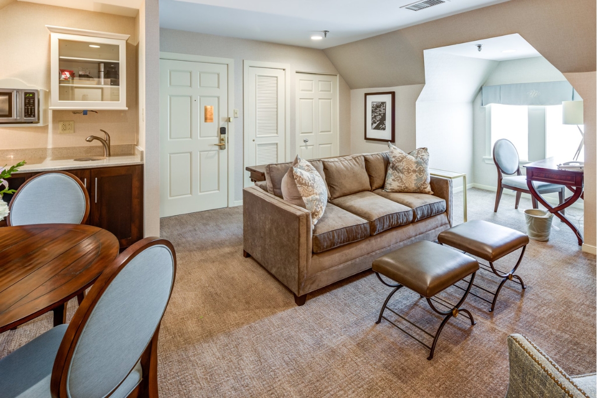 mansion_suite_sitting_area_high 67a53ba731eb1