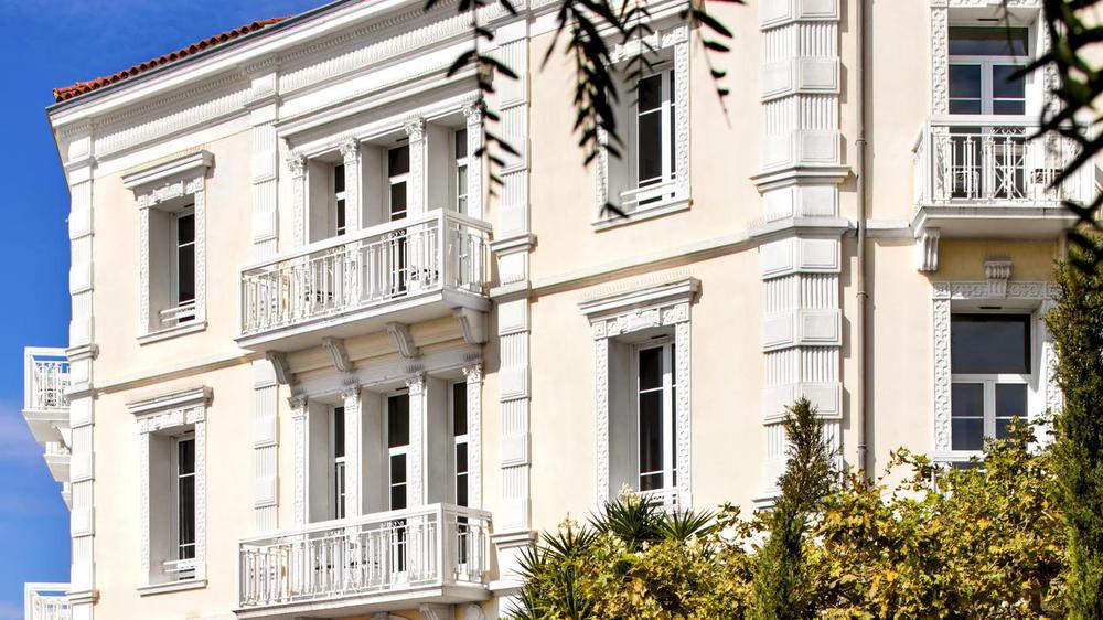 a white building with white trim
