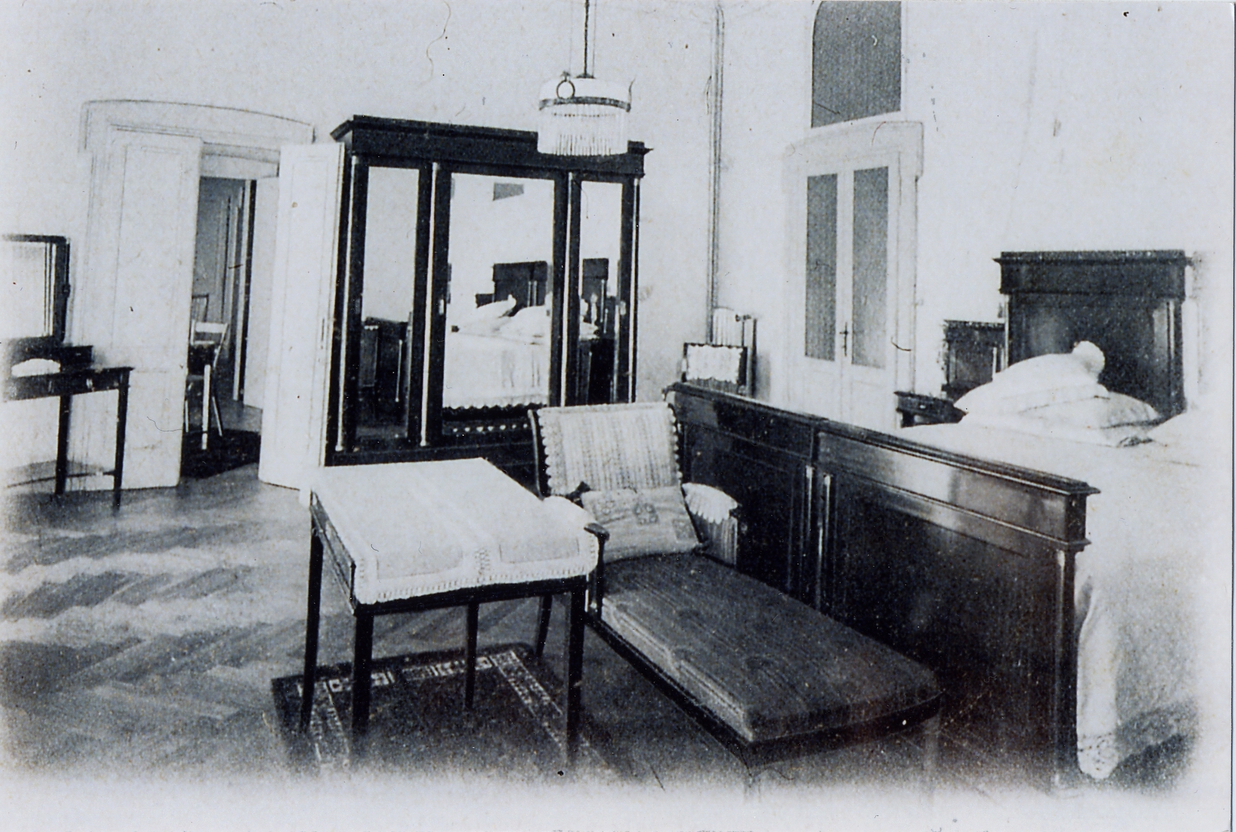 a chair and a bed in a room