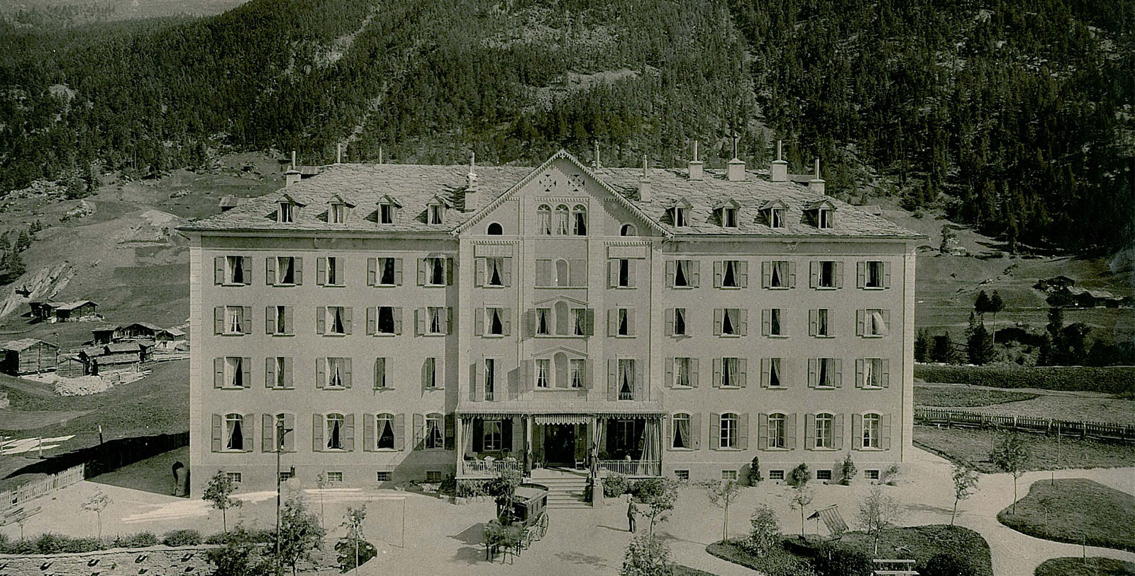 a large building with many windows