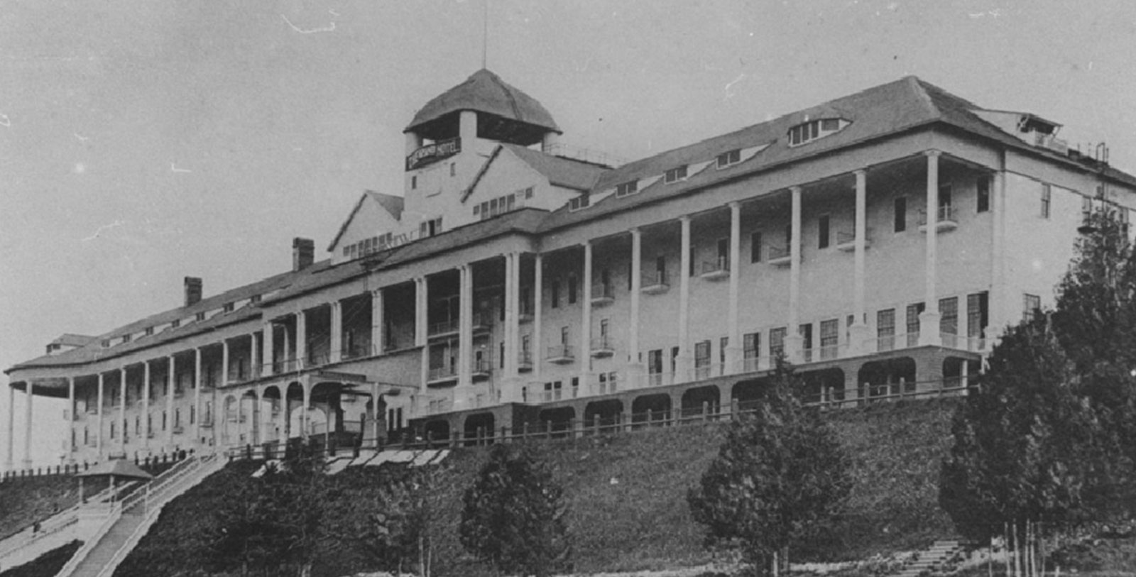a large building with many columns