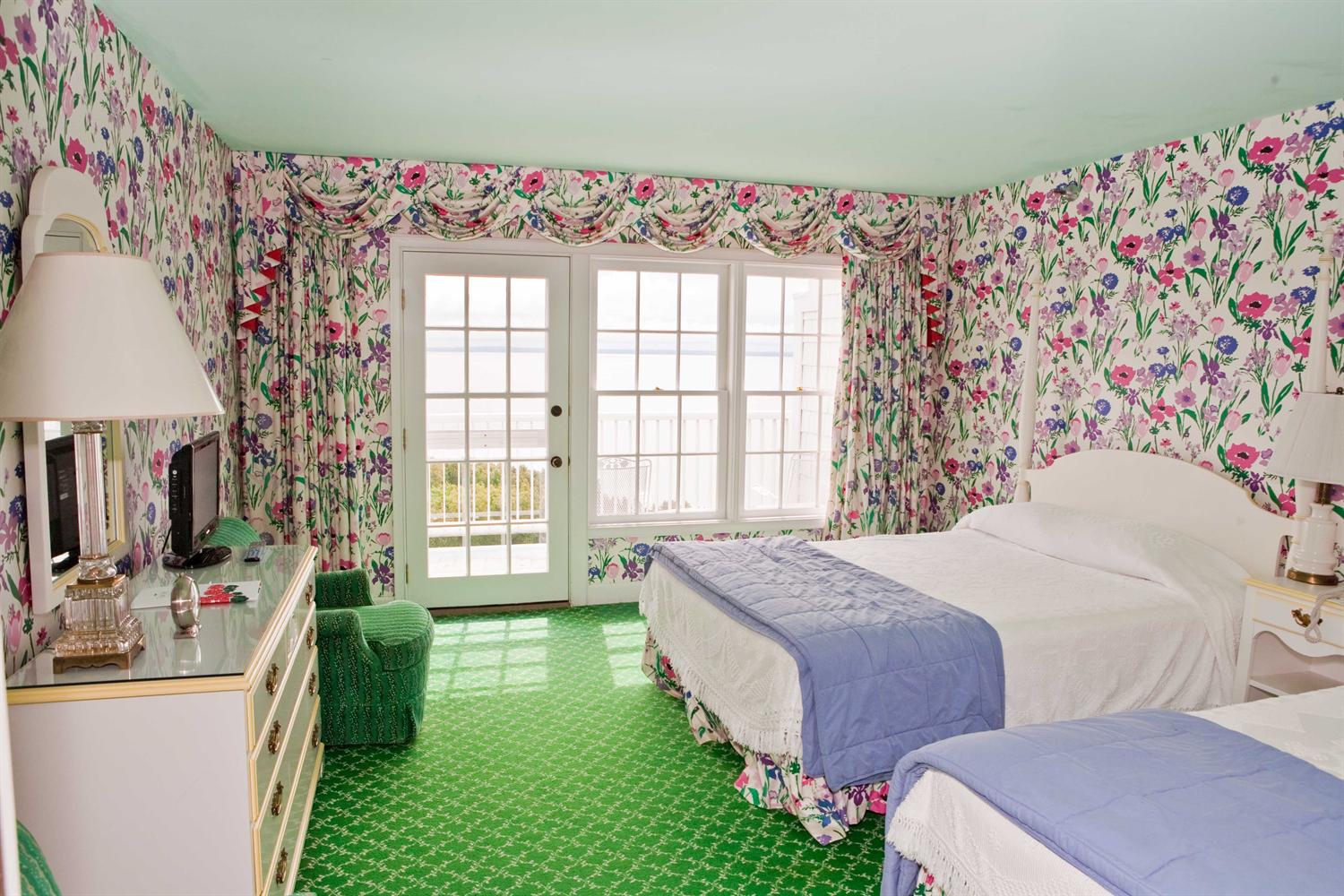 a room with two beds and a dresser
