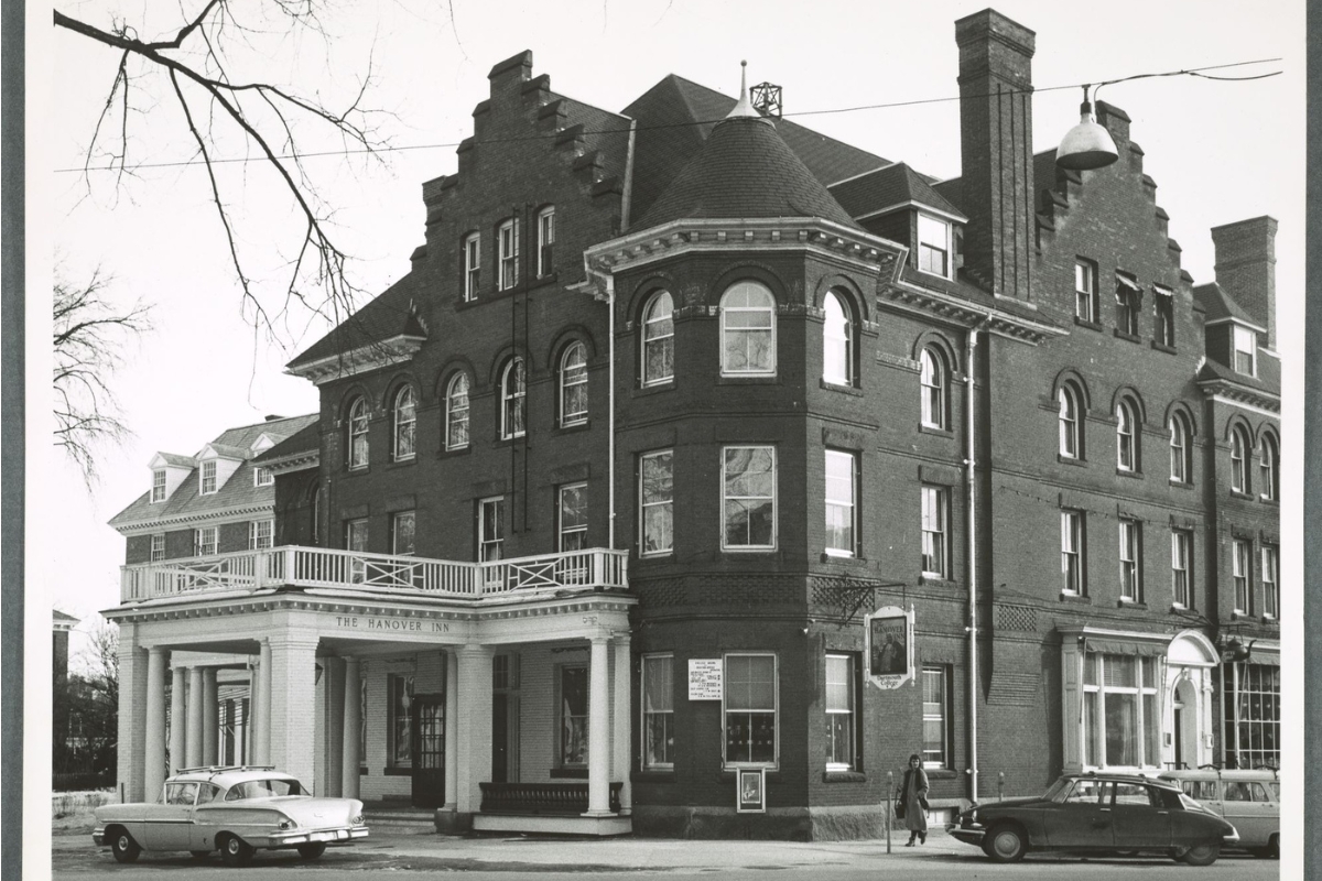 a black and white photo of a building