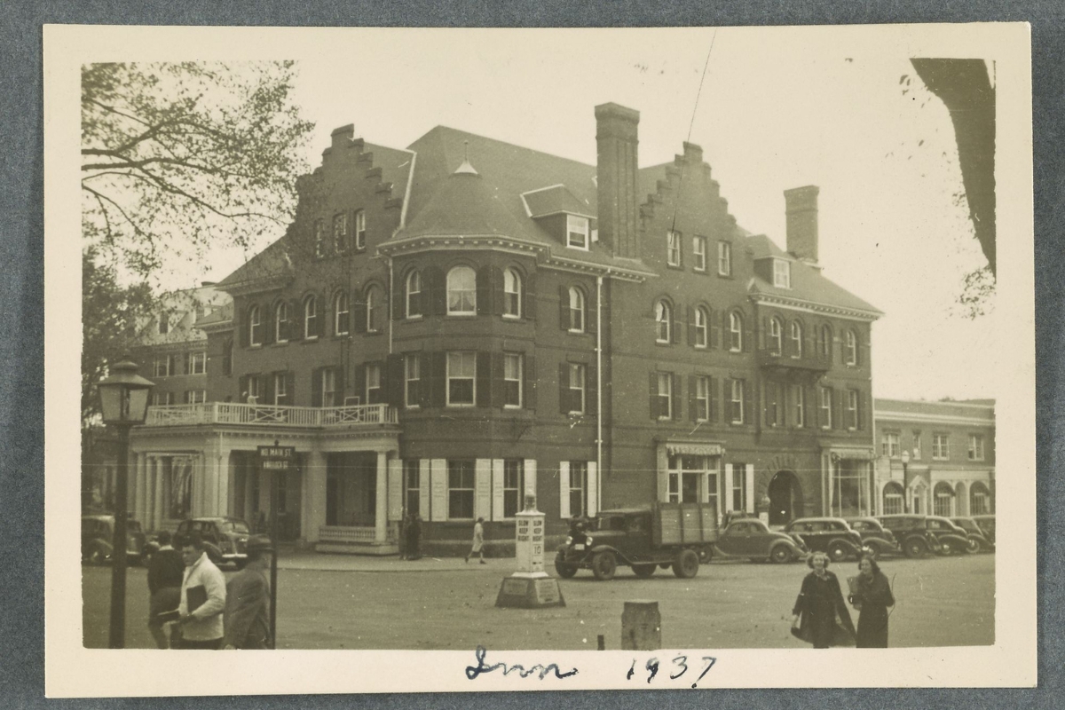 a black and white photo of a building