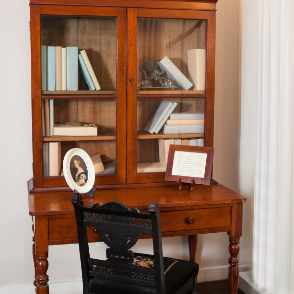 a chair next to a desk