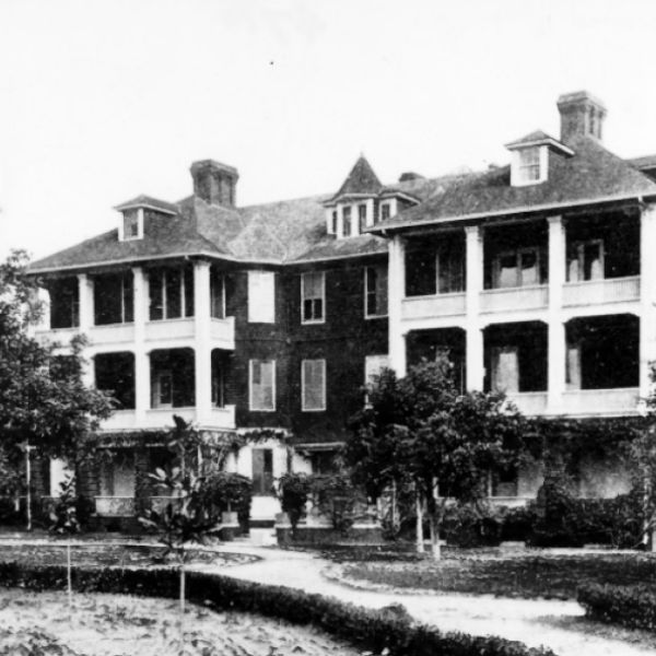 a large building with many columns