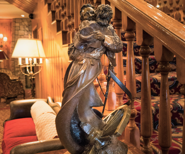 a statue of a man and woman on a staircase