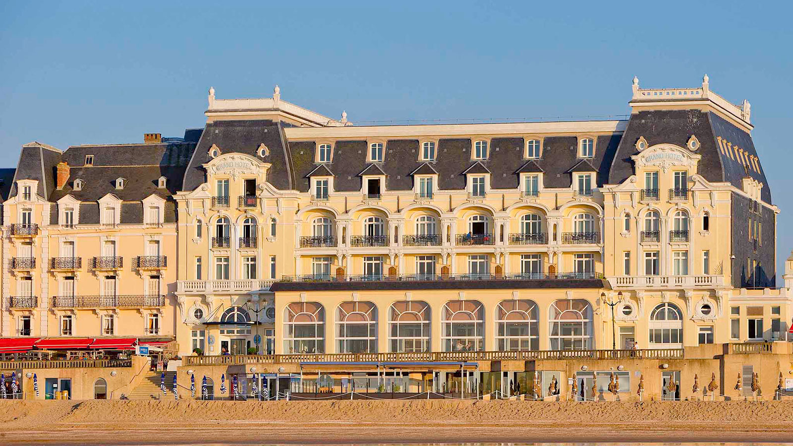 a large building with many windows 6
