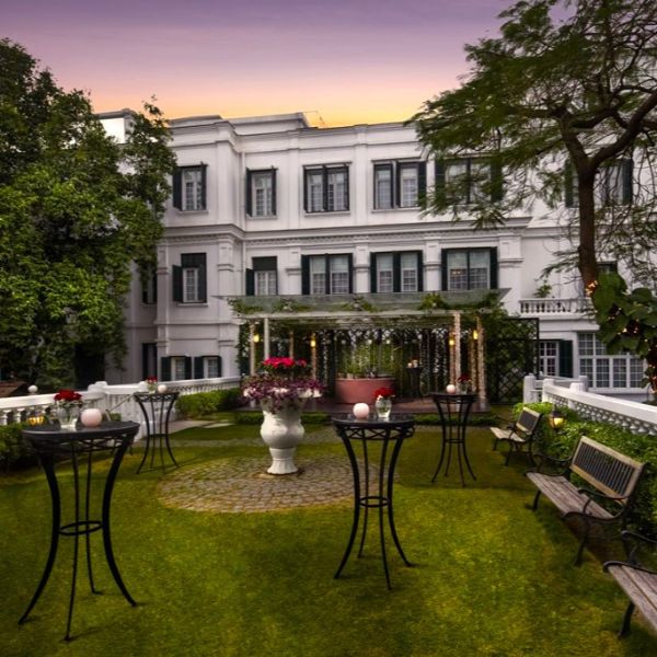 a courtyard with tables and benches in front of a building