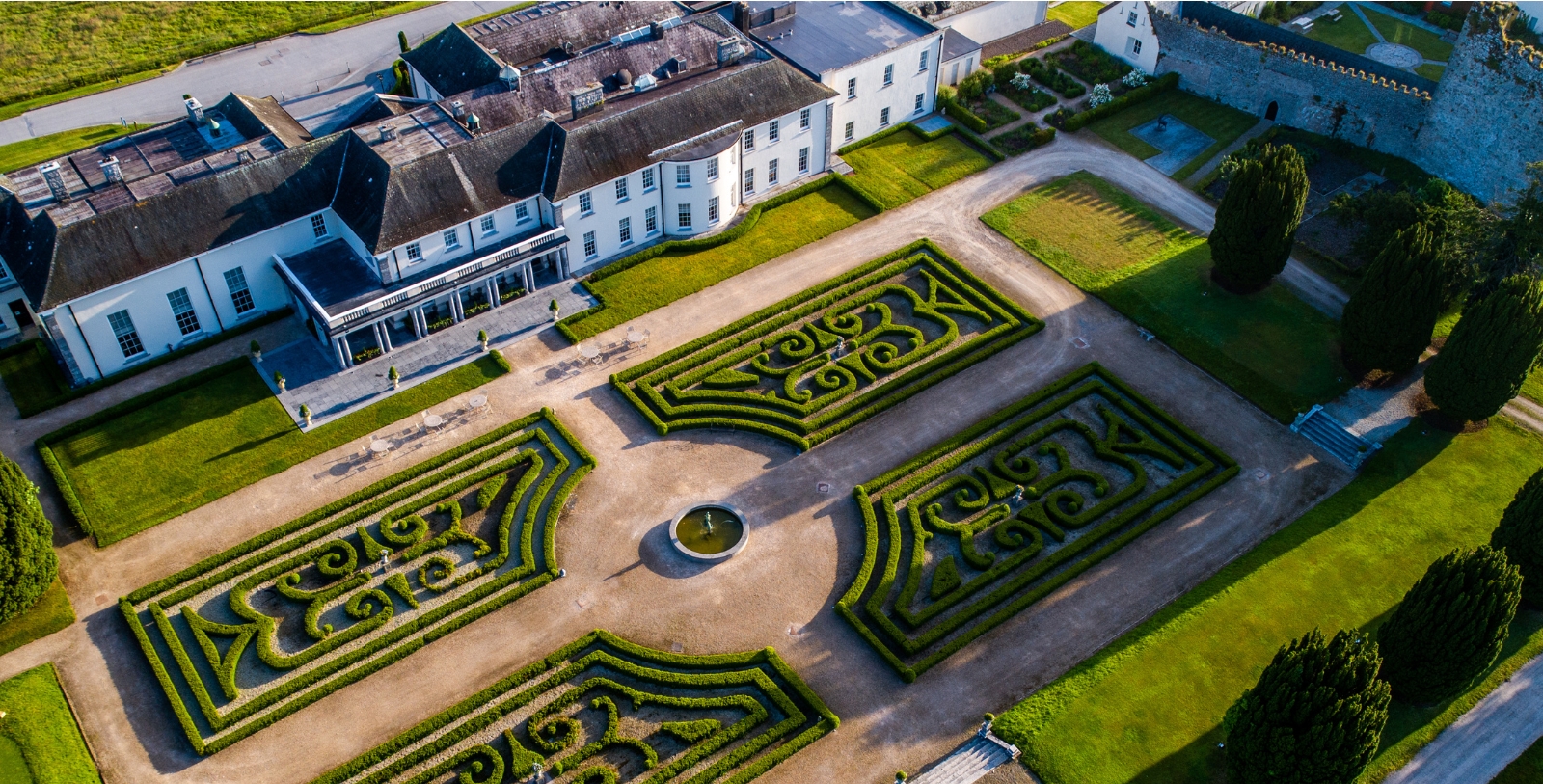 a large garden with a fountain in the middle