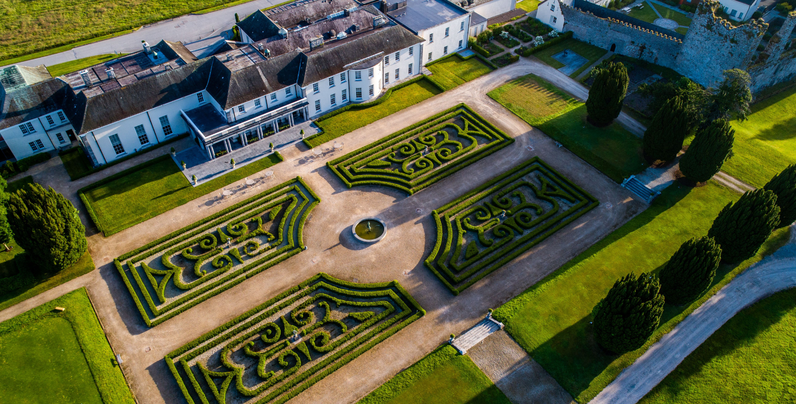 a large garden with a fountain in the middle