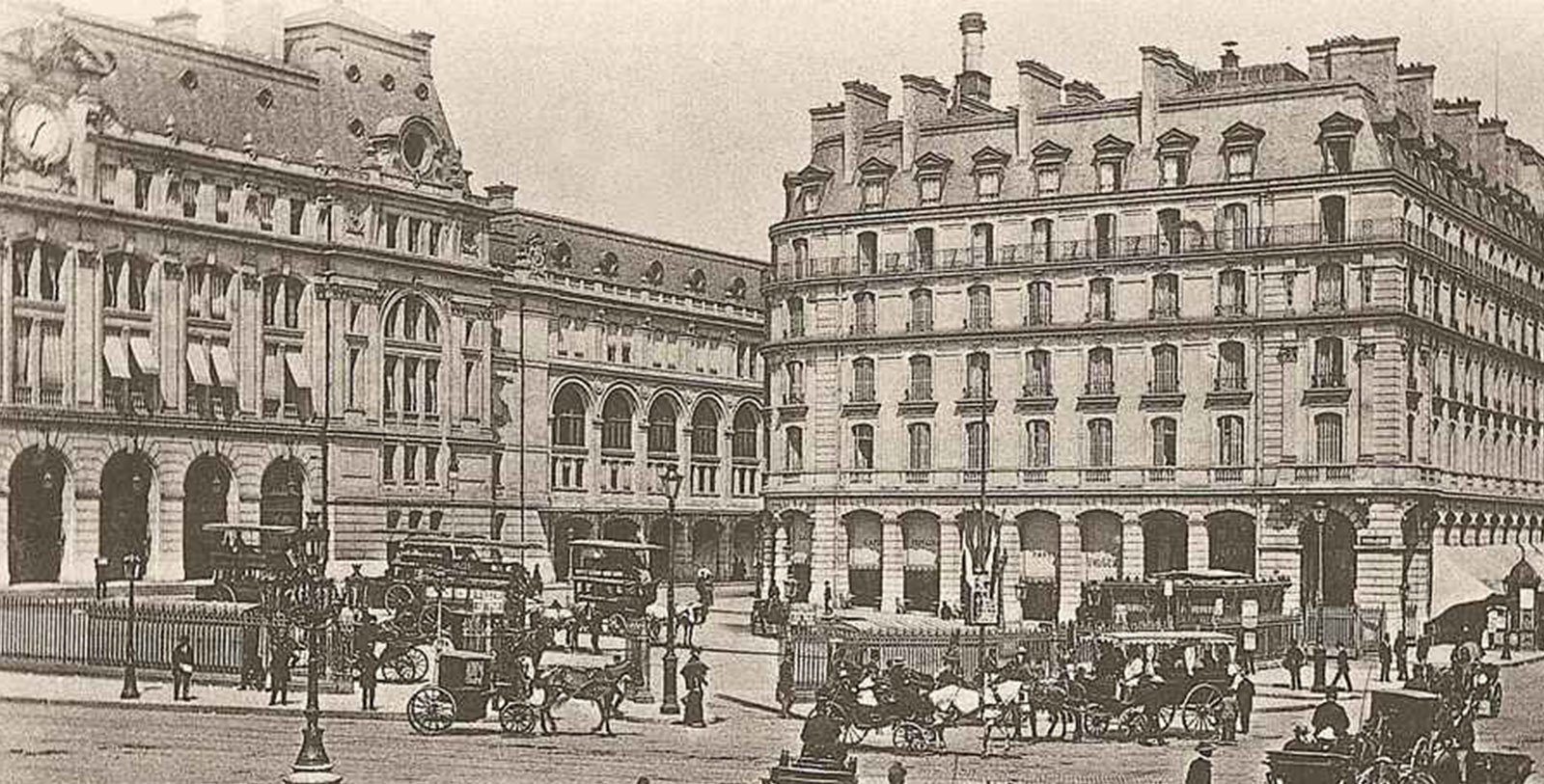 a horse drawn carriage in a city