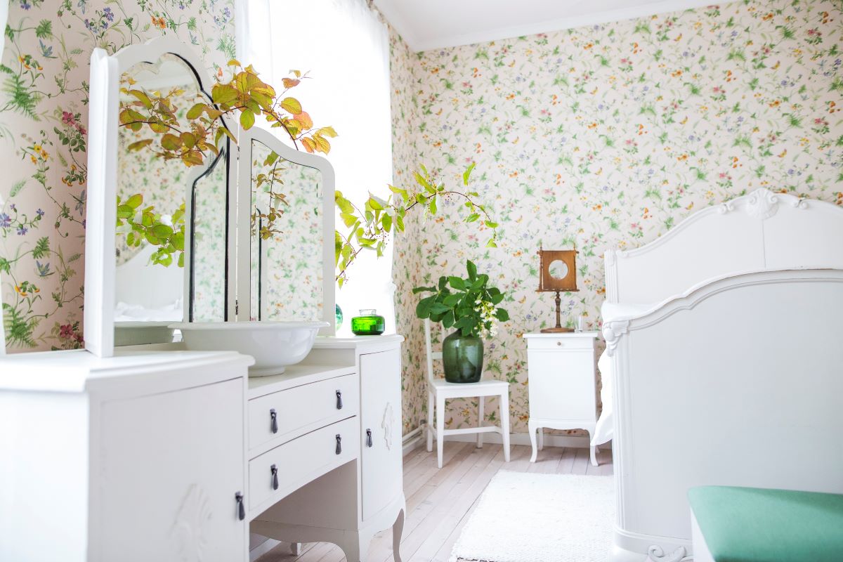 a bathroom with a mirror and a plant