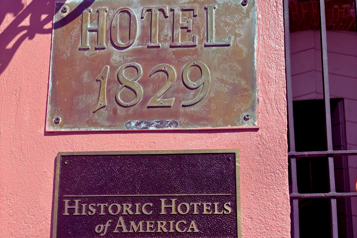 hotel_signage_high 679be44753807