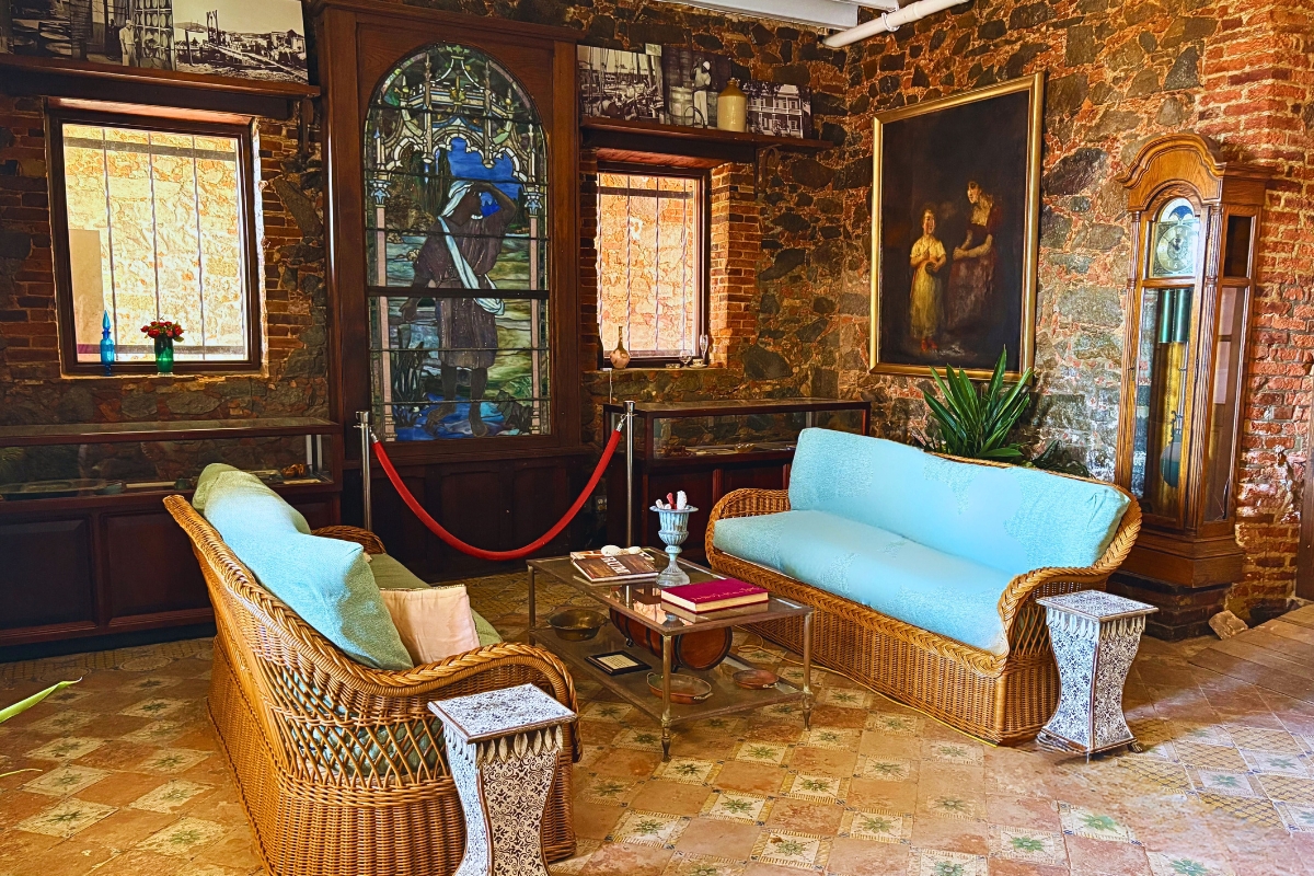 lobby_couches_high 679be5ccf0f6c