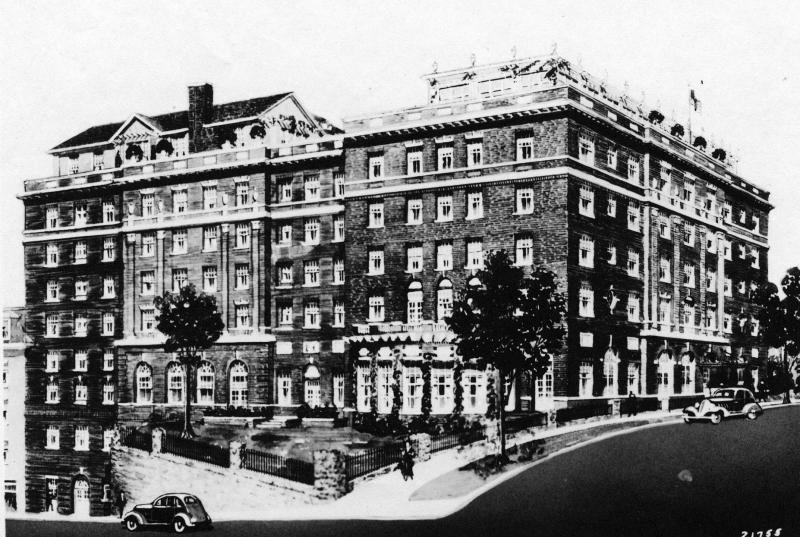 a black and white photo of a building