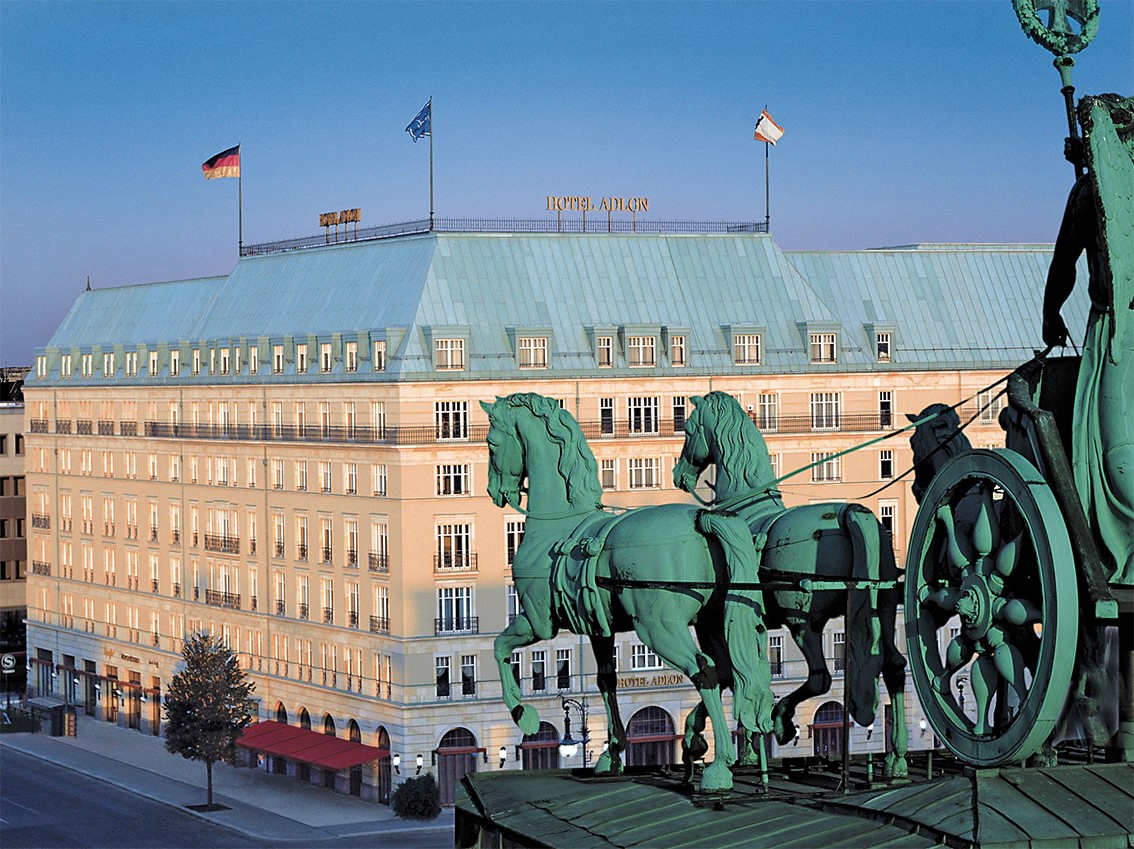 a statue of a chariot and a building