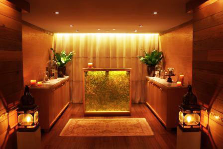 a room with a gold wall and a rug