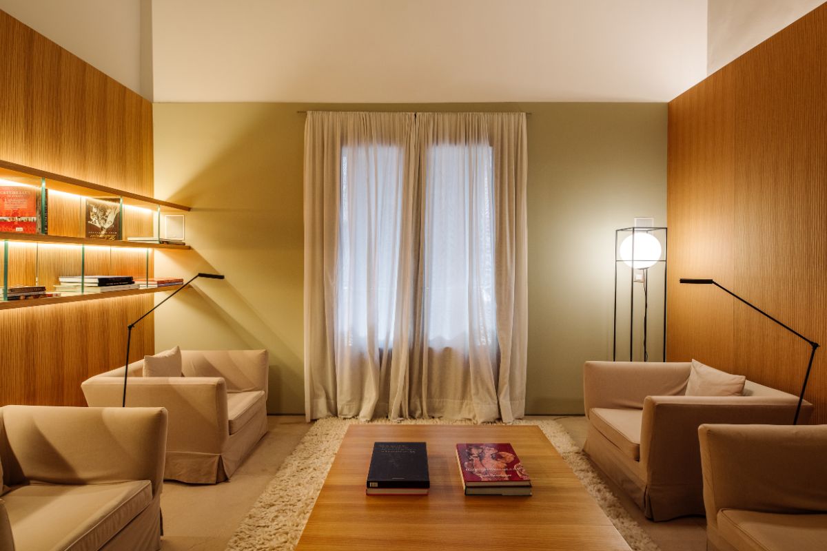 a room with a coffee table and two chairs