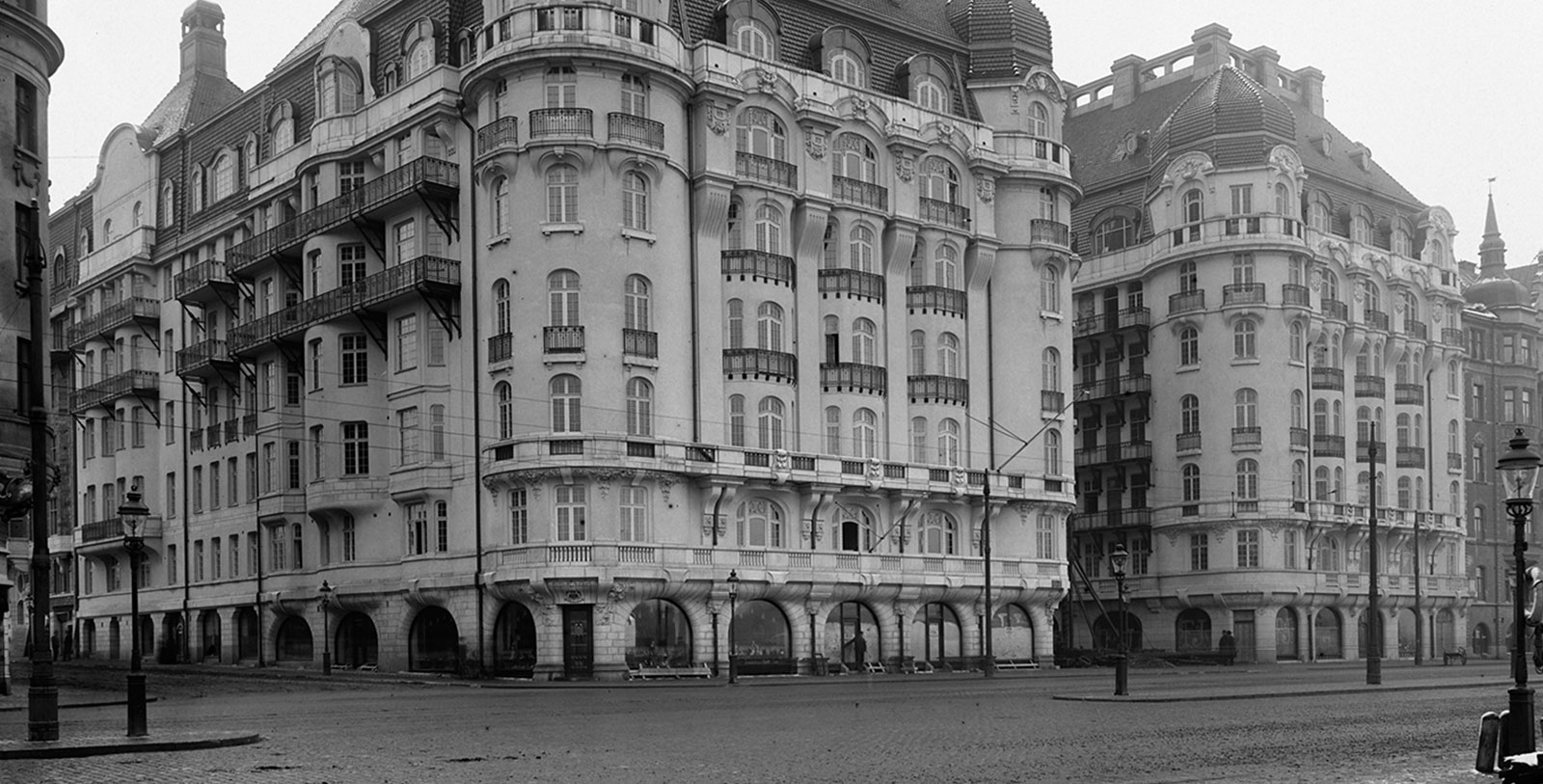 a large building with many windows