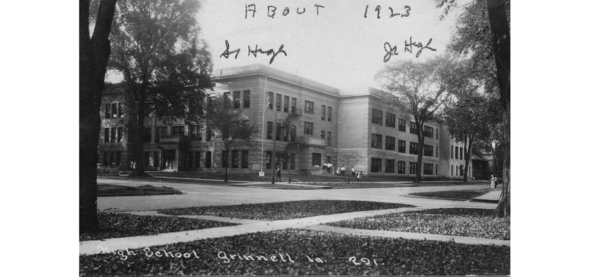 a black and white photo of a building