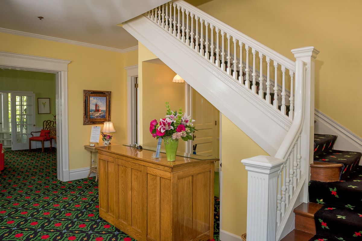 front_desk_ _suze_oostendorp_high 64dbd245acb33