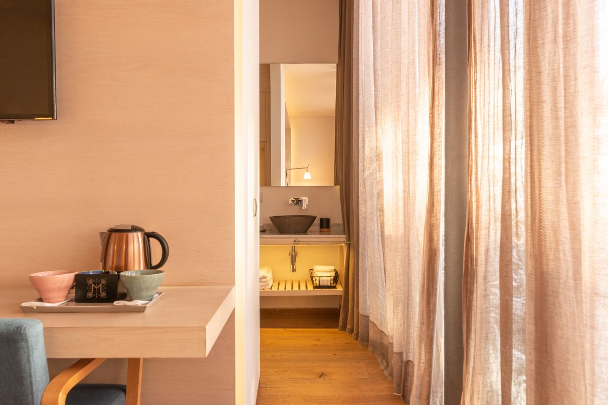 deluxe_room_balcony_2_high 678ff1ba5c5fe