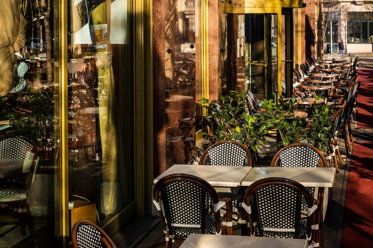 a table and chairs outside of a restaurant