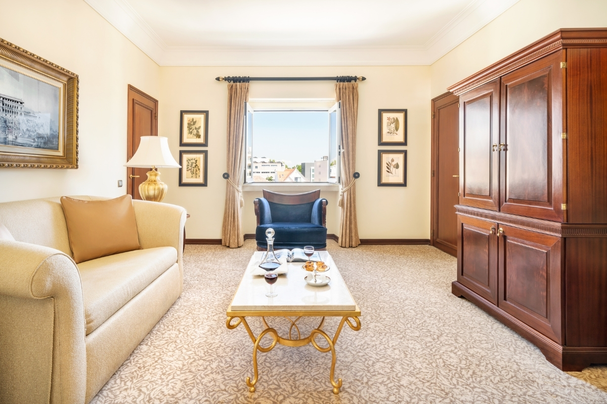 1200x800_hotel_palacio_do_estoril_accommodations_executive_suite_2_high 69f4c9bc2697f